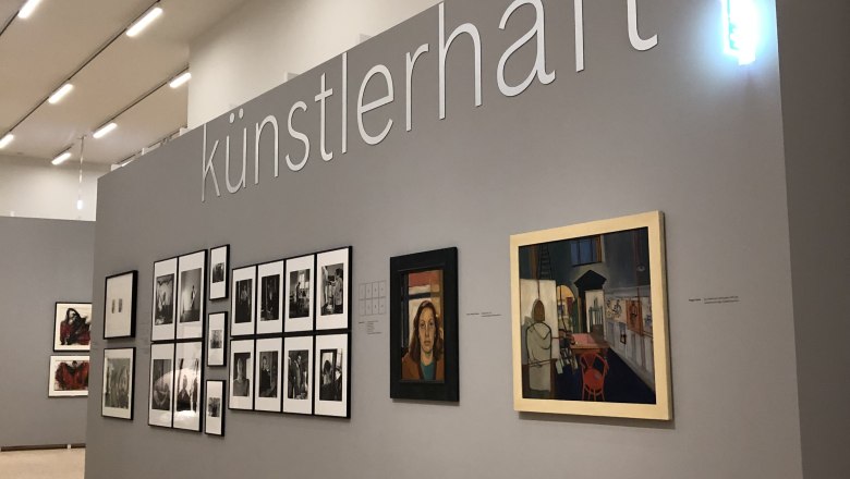Exhibition in the Landesgalerie, © Donau NÖ Tourismus/JS Exhibition wall with works of art and the lettering 'künstlerhaft'.