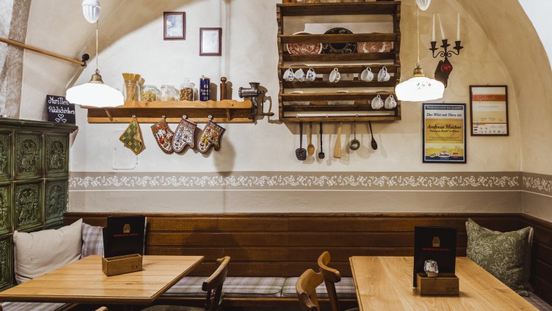 Pub like and for home, © Niederösterreich Werbung/David Schreiber Cozy dining room with wooden furniture and traditional decoration.