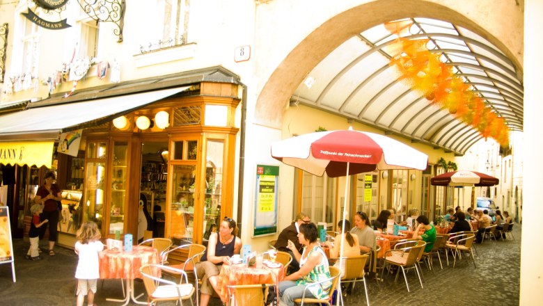 Konditorei Hagmann in the pedestrian zone, © Konditorei Hagmann Outdoor area of the patisserie with tables and parasols in the pedestrian zone of Krems.