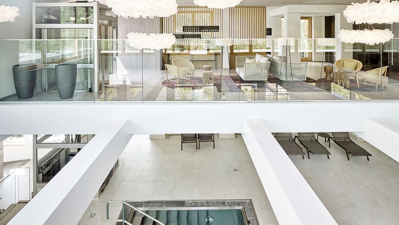 Steigenberger Krems, Pool Bistro, © Steigenberger Hotel and Spa, Gregor Titze Spa with modern furniture and elegant lighting.
