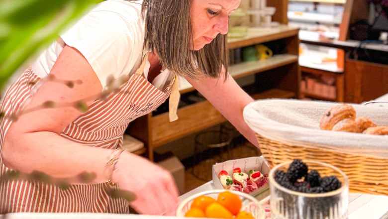 Freshly prepared daily, © Harrys Gastrotainment Woman prepares sandwiches