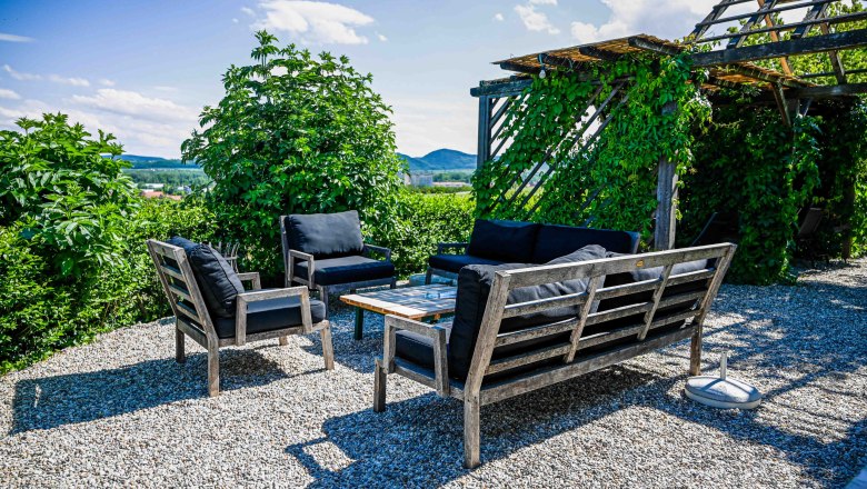 Genießen & Entspannen im Gastgarten, © Werner Wachsmann Verlag lounge chairs on a terrace