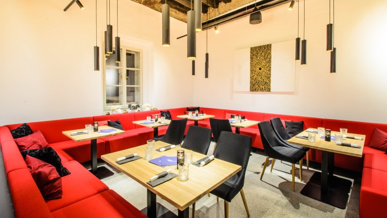 Rote Innenausstattung im Gozzo by Late, © Charly Teuschl Rote Innenausstattung im Gozzo by Late, © Charly Teuschl