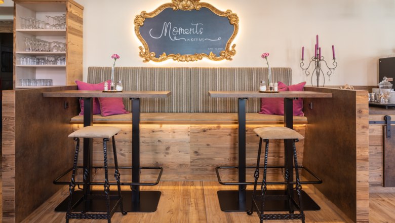 Restaurant Breakfast area, © Hotel Unter den Linden Cozy breakfast area with wooden furniture and decoration.
