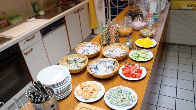Breakfast, © Christoph Sammer Breakfast buffet with plates, cutlery, spreads, vegetables and muesli.
