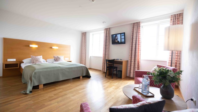 Doppelzimmer mit Blick auf Weingärten, © Werner Wachsmann Verlag Großes Doppelzimmer mit rotem Sofa