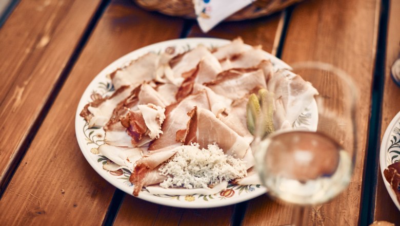 Kulinarik beim Heurigen genießen, © Andreas Hofer Kulinarik beim Heurigen genießen, © Andreas Hofer