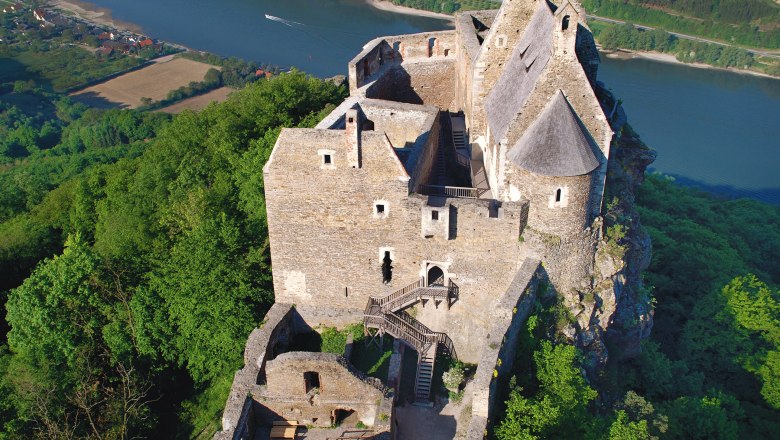 Ruine Aggstein, © Donau Niederösterreich/www.extremfotos.com Luftaufnahme der Ruine Aggstein über der Donau.