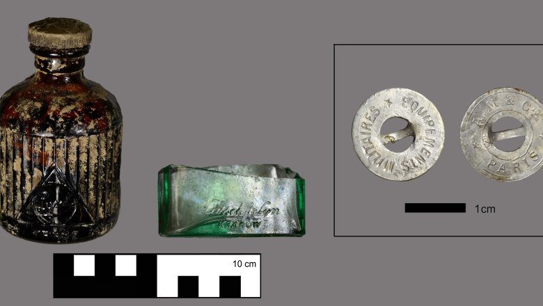 Ausgrabungsfunde: Englische & polnische Glasfläschchen, französischer Uniformknopf, STALAG XVII B, © ASINOE GmbH Ausgrabungsfunde: Glasfläschchen und Uniformknopf.