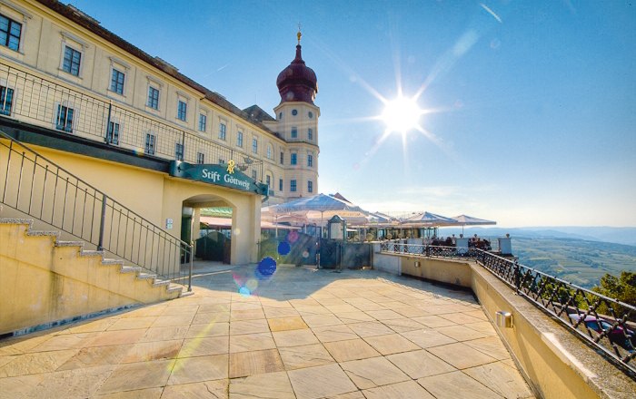 Benediktinerstift Göttweig, © Stift Göttweig/Robert Herbst Benediktinerstift Göttweig mit Sonnenschein und Terrasse.