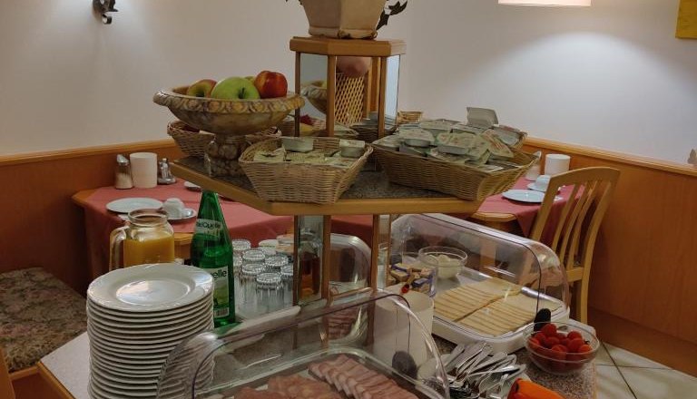 Frühstück, © Einzinger GmbH Frühstücksbuffet mit Aufschnitt, Käse, Obst und Getränken.