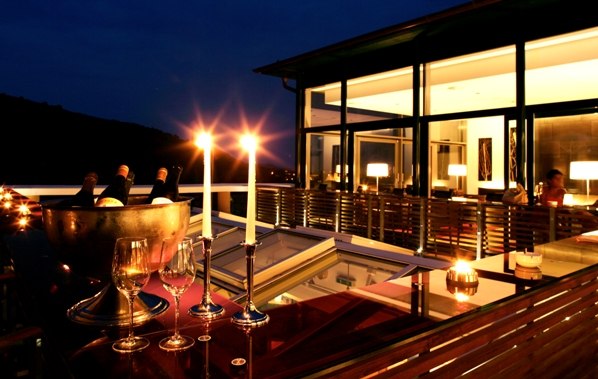 Restaurant terrace, © Steigenberger Hotel and Spa, Andreas Hofer Evening restaurant terrace with candlelight and wine glasses.