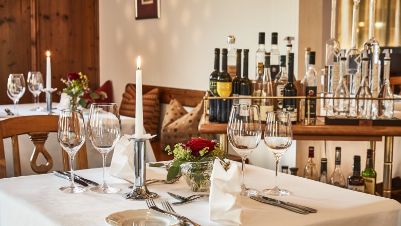 Restaurant & Wine Bar, © Steigenberger Hotel and Spa, Gregor Titze Elegant table in hotel restaurant with wine glasses, candle and flowers.