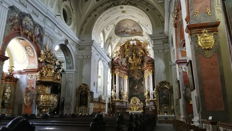 Innenansicht Dom Wachau, © Roman Zöchlinger Innenansicht einer barocken Kirche mit reich verziertem Altar und Fresken.