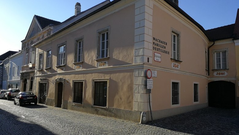 Bailoni, © Roman Zöchlinger Historic building with the inscription 'Wachauer Marillen Destillerie' in a cobbled street.