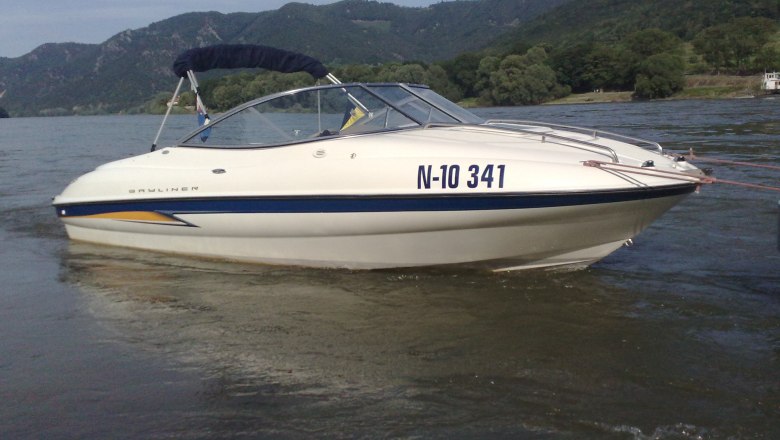 Motorboat cab on the water, © Martin Weber Motorboat cab on the water, © Martin Weber