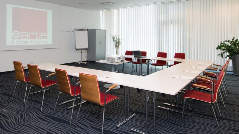 arte Hotel Krems, © arte Hotel Krems / Rudolf Schmied Conference room at the arte Hotel Krems with tables, chairs and presentation equipment.