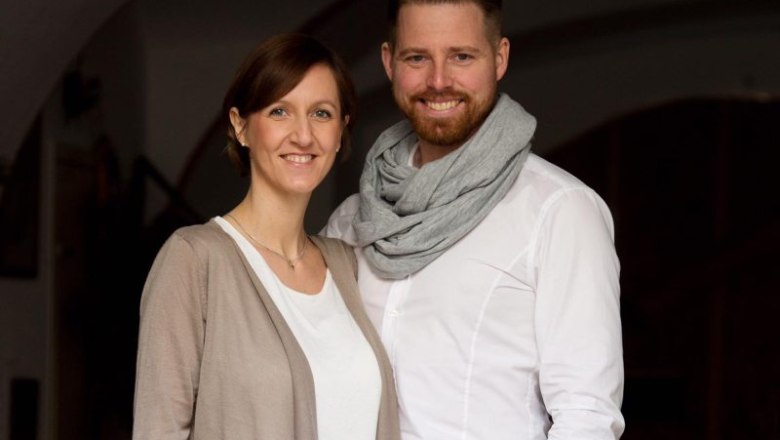 stagard1_1, © Klaus Vyhnalek Ein lächelndes Paar steht nebeneinander, der Mann trägt einen Schal.