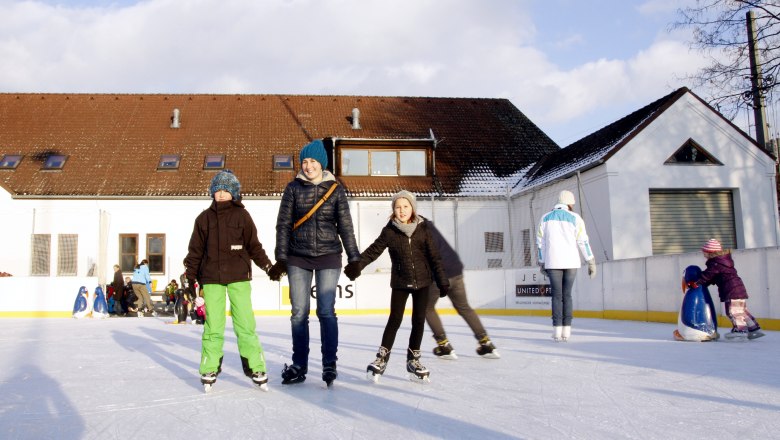 Artificial ice rink Krems, © Stadtgemeinde Krems People skating on an artificial ice rink in front of a building.