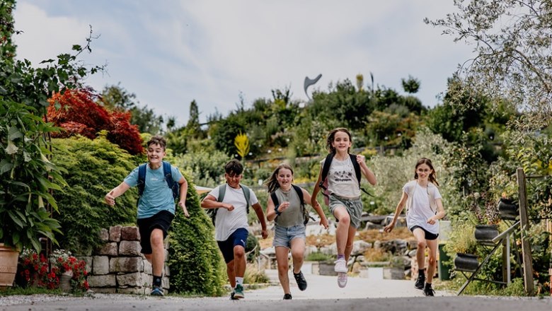 Kittenberg adventure gardens, © Matthias Streibel Five children run happily along a garden path in the Kittenberg Adventure Gardens.