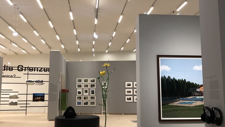 Exhibition in the Landesgalerie, © Donau NÖ Tourismus/JS Interior view of a modern gallery with works of art on the walls and a sculpture in the center.