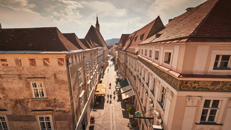 Old Town Krems, © Andreas Hofer View of a historic street in the old town of Krems with old buildings and people taking a walk.