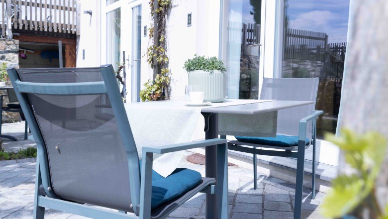 Zimmereigene Terrasse, © Werner Wachsmann Verlag Tisch und Stühle auf eigener Terrasse