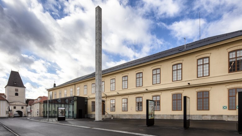 Krems Art Gallery, © Kunsthalle Krems/Faruk Pinjo Exterior view of the Kunsthalle Krems with modern glass entrance and historic building.