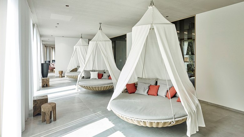 Steigenberger Krems, Hanging Chairs, © Steigenberger Hotel and Spa, Gregor Titze Relaxation area with hanging armchairs and cushions in the spa of the Hotel Steigenberger Krems.