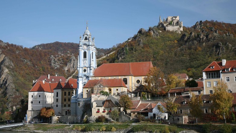 Panorama of Dürnstein, © Uwe Kraus Panorama of Dürnstein with church and castle ruins on a hill.