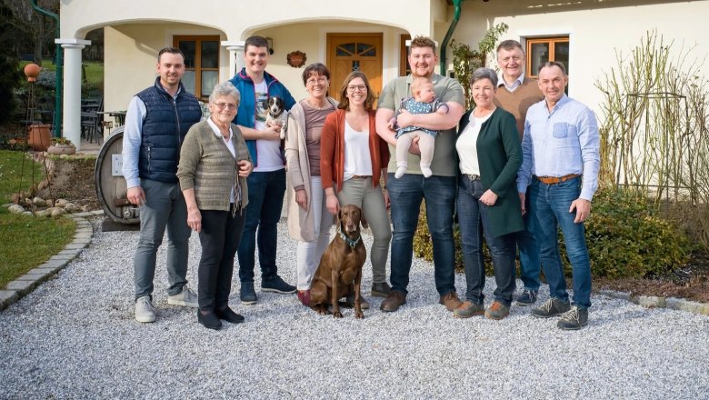 Four generations live and work together, © Weingut Ilkerl Luf A family stands in front of a house, four generations together with a dog and a baby.
