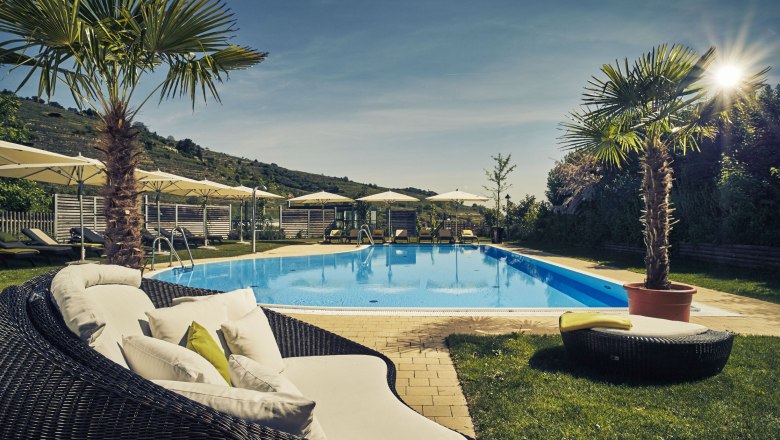 Steigenberger Krems, outdoor pool, © Steigenberger Hotel and Spa, Andreas Hofer Outdoor pool at the Steigenberger Krems with sun loungers and parasols.