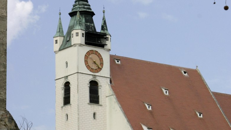 Piaristenkirche, © Stadt Krems Piaristenkirche mit Turm und Uhr vor blauem Himmel.