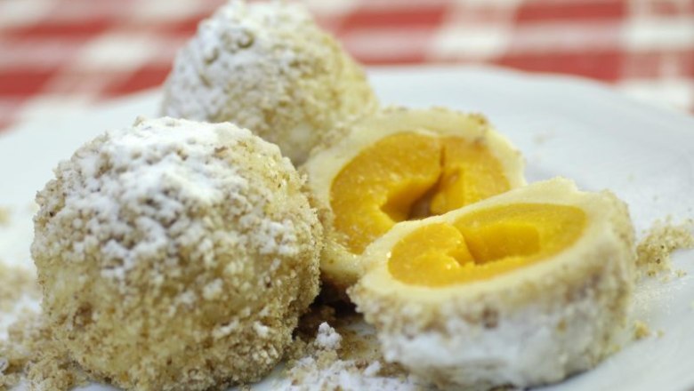 aufreiter_marillen1_steve-haider, © Steve Haider Drei Marillenknödel auf einem Teller, einer davon aufgeschnitten