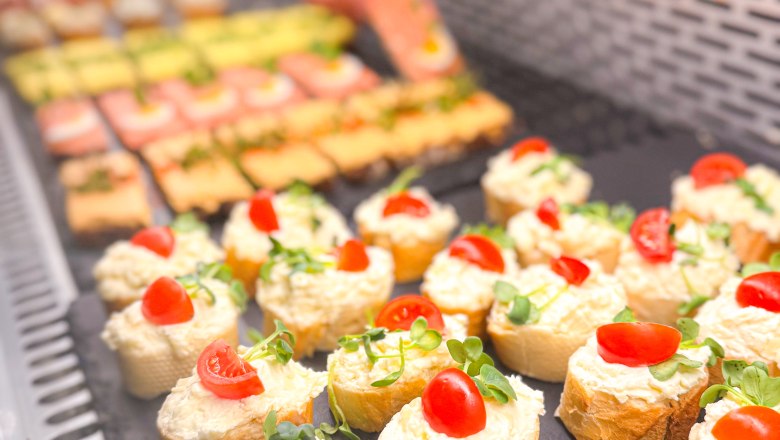 Belegte Brötchen, © Harrys Gastrotainment Baguette mit Aufstrich und Tomate