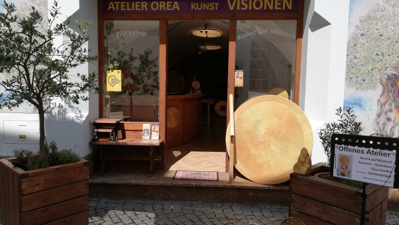 Atelier Orea, © Kunsthandwerkstatt Orea Entrance to the Orea studio with works of art and plants.