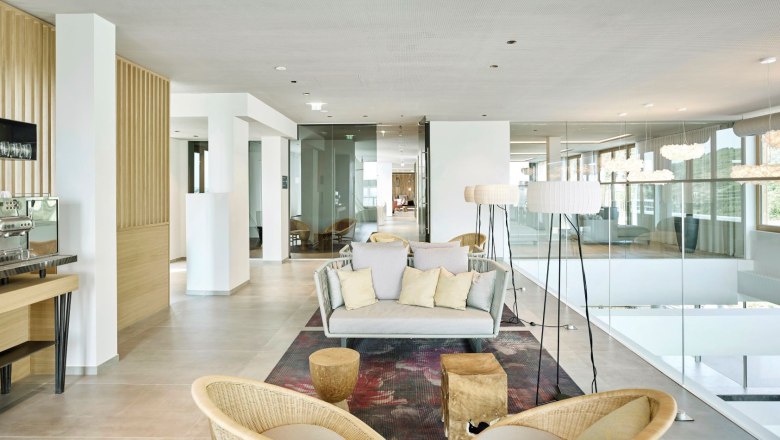 Steigenberger Krems, Bistro, © Steigenberger Hotel and Spa, Gregor Titze Modern lounge area in the hotel spa with bright furnishings, sofas, floor lamps and a coffee machine.