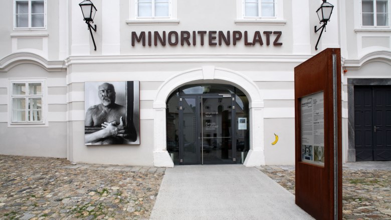 Frohner Forum, © Christian Redtenbacher Entrance to Forum Frohner on Minoritenplatz with art photo and information board.