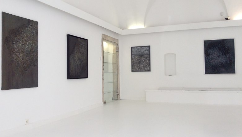 Ausstellungsansicht Franz Beer, 2019, © © Galerie Göttlicher Innenansicht einer Galerie mit abstrakten Gemälden an weißen Wänden.