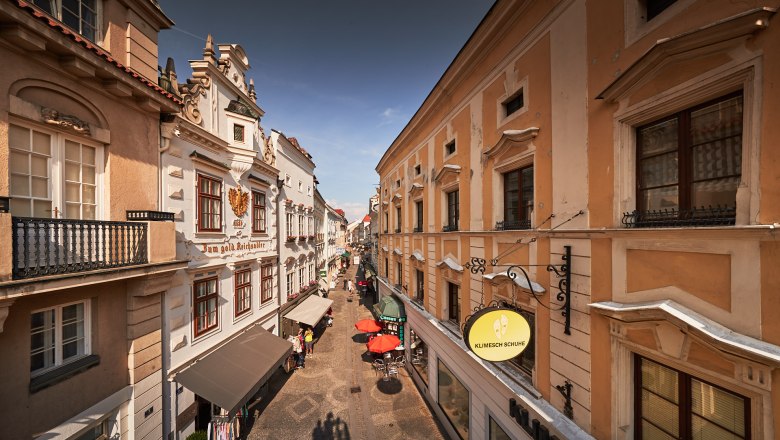 Old town of Krems, © Andreas Hofer View of a historic street in the old town of Krems with old buildings and stores.
