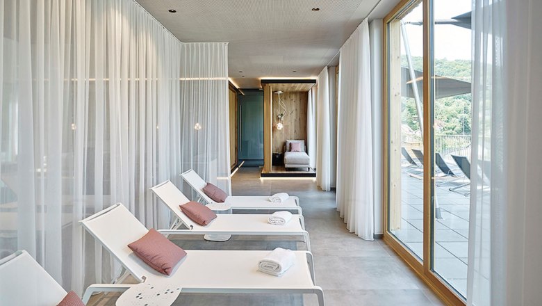 Steigenberger Krems, spa relaxation area, © Steigenberger Hotel and Spa, Gregor Titze Modern spa area with loungers and large windows.