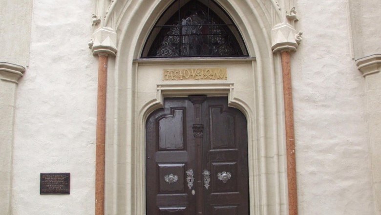 Bürgerspital Church, © Stadt Krems Entrance to the Bürgerspitalskirche with Gothic portal and wooden door.