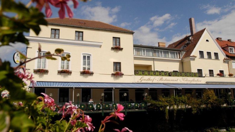Hotel & Gasthof Klinglhuber, © Steve Haider Hotel and Gasthof Klinglhuber with flowers in the foreground.