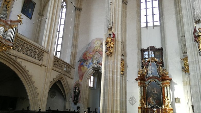 Piaristenkirche-Innenansicht, © Roman Zöchlinger Innenansicht der Piaristenkirche mit Altar, Fresken und hohen Fenstern.