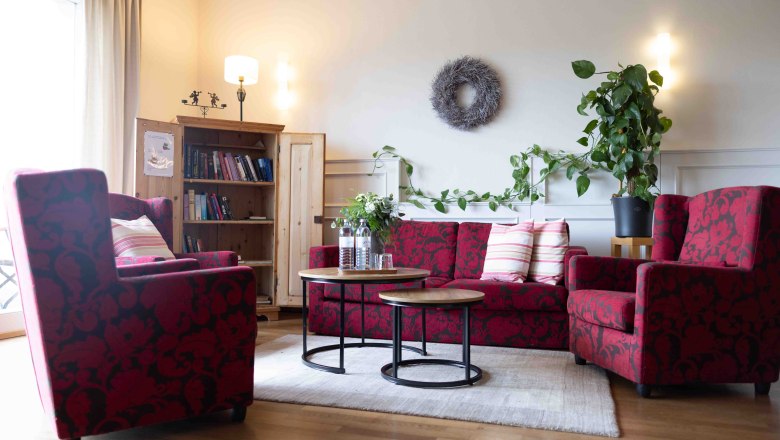 Lounge area, © Werner Wachsmann Verlag Lounge area with red sofa furniture and coffee table