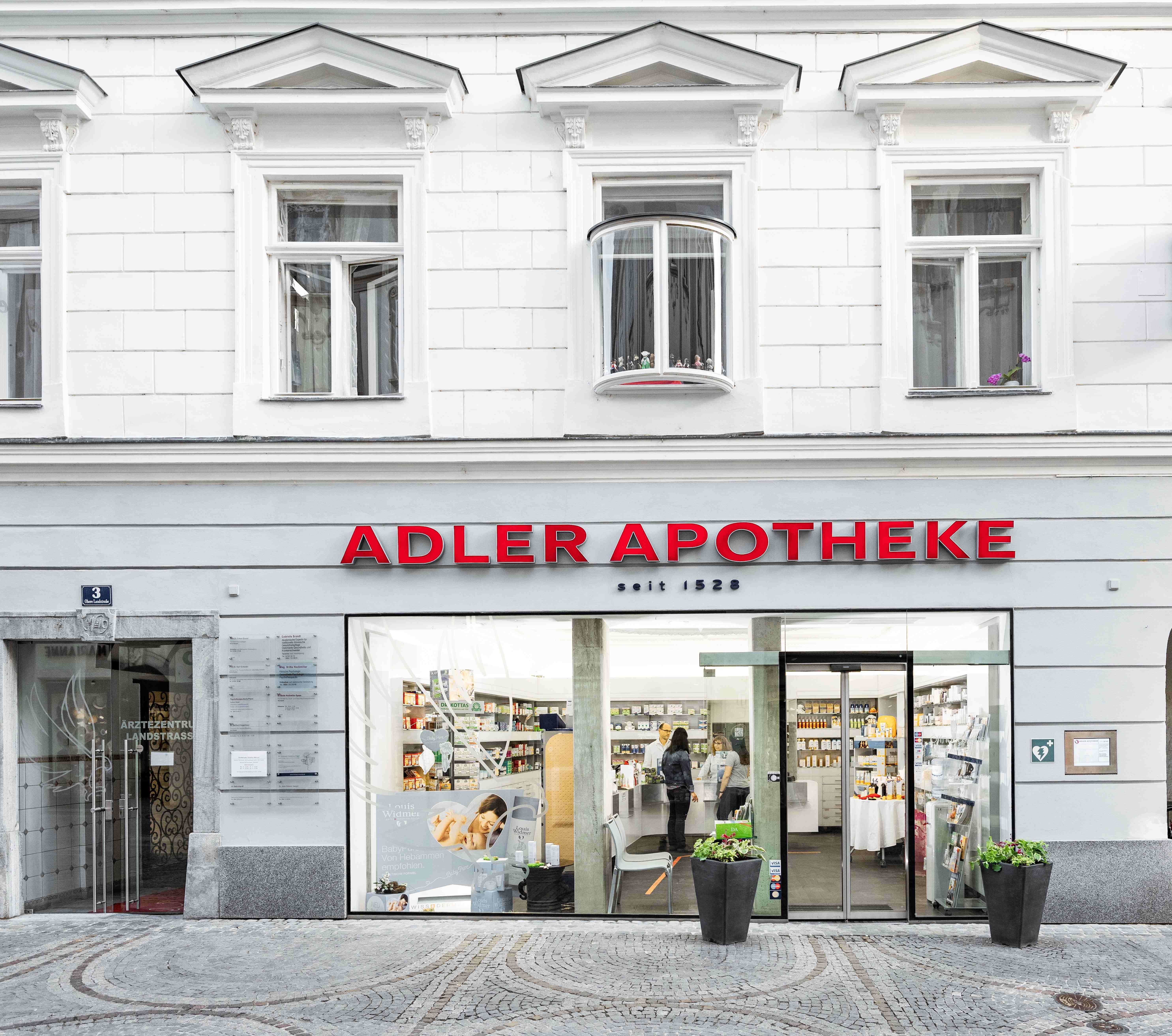 Auslagen einer Apotheke in einem weißen Haus