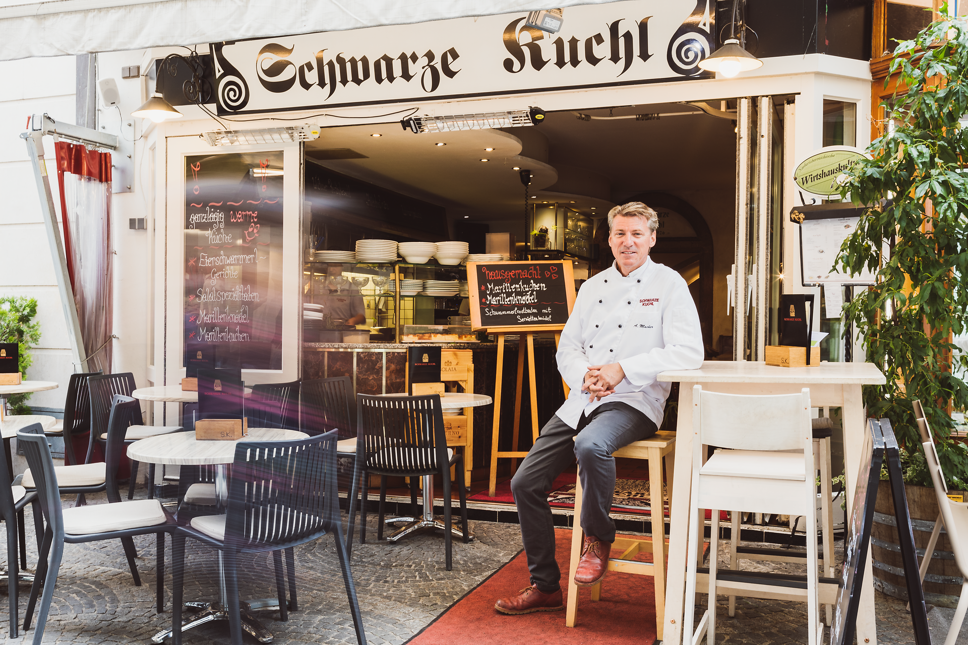 Das Gasthaus Schwarze Kuchl lädt mit seinem einladenden Ambiente und der herzlichen Gastfreundschaft zum Verweilen ein. Hier genießen Besucher traditionelle österreichische Küche, während sie den Blick auf die malerische Umgebung der Donau und Krems schweifen lassen. Ein Ort, an dem kulinarische Genüsse und gesellige Atmosphäre harmonisch zusammenkommen.