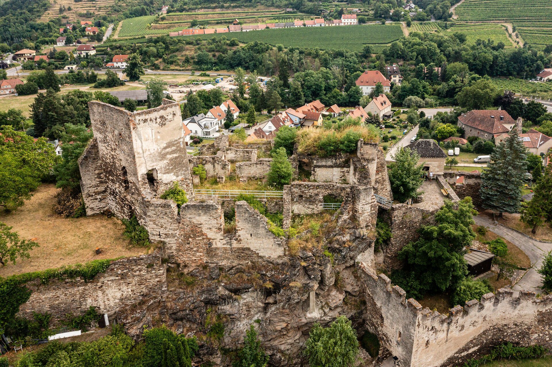 Die Ruine Rehberg thront majestätisch über der sanften Hügellandschaft und bietet einen atemberaubenden Blick auf die umliegenden Weinberge. Hier, wo Geschichte und Natur aufeinandertreffen, können Wanderer die Ruhe und Schönheit der Umgebung genießen.