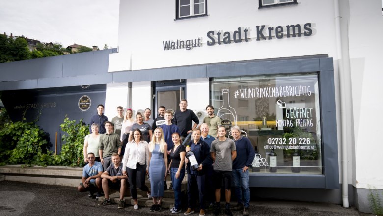 Das Team vor dem Weingut