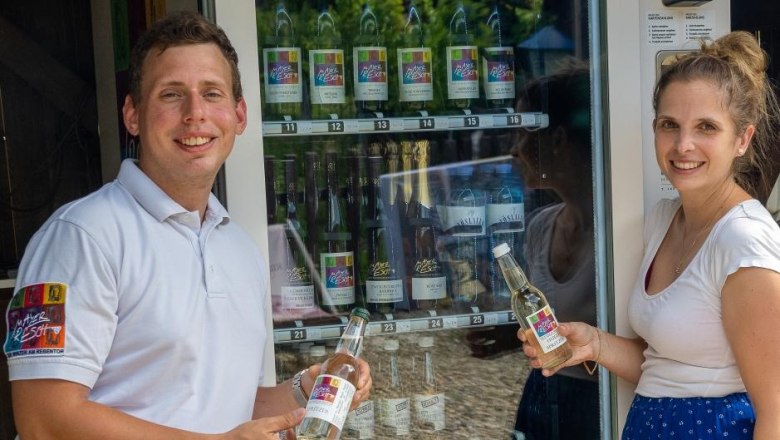 From 6:00 to 24:00 the entire range of wines & sparkling wines, Weisse-Spritzer, Hugo-Spritzer, soft drinks and snacks